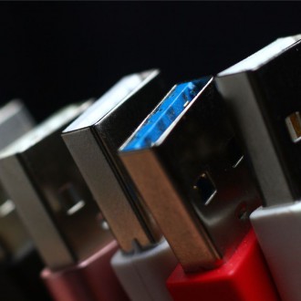 Какво означава цветът на конектора на USB портовете?